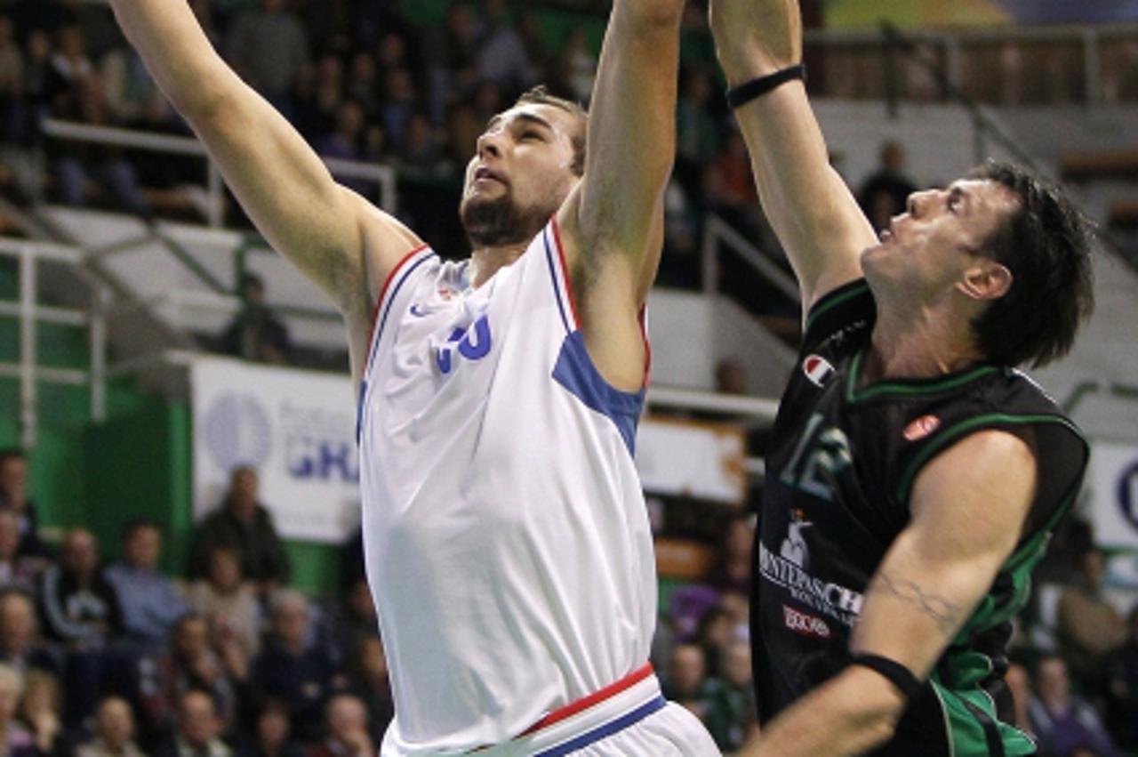 \'Cibona\'s Zagreb Mario Delas (L) scores past Montepaschi\'s Siena Ksistof Lavrinovic during their regular season, Game 3, Groupe C, Euroleague basketball match on November 3, 2010 in Siena. AFP PHOT