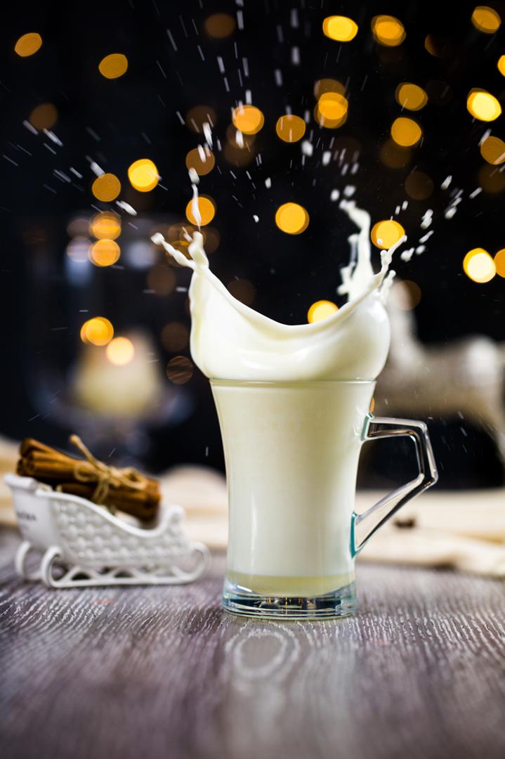 Toplo mlijeko – Mlijeko sadrži kalcij kao i triptofan aminokiselinu, a oboje je potrebno za proizvodnju melatonina. Većina mlijeka sadrži i vitamin D što je dodatna prednost. Kada je zagrijano, učinak je još veći.