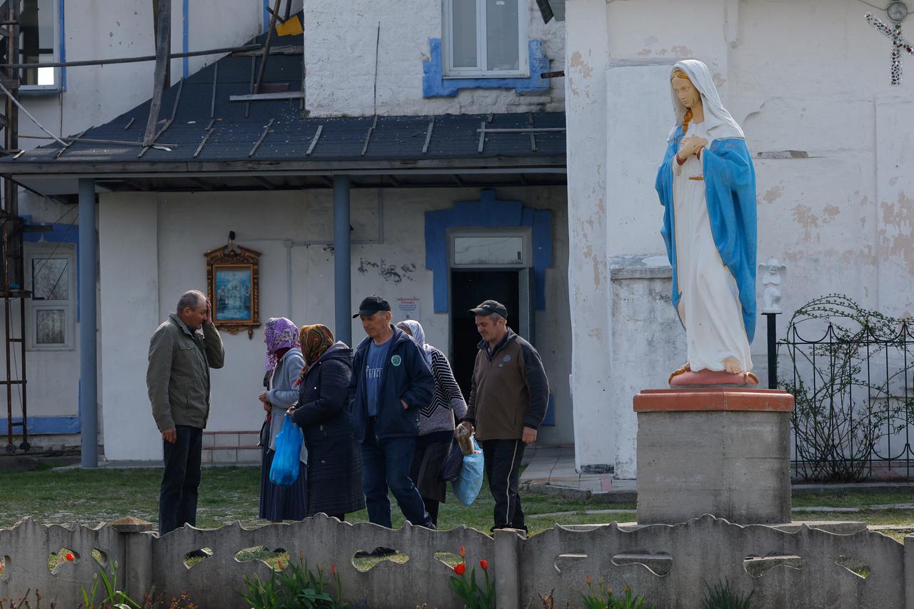 Parishioners in Luhansk region attend church service amid Russia-Ukraine conflict