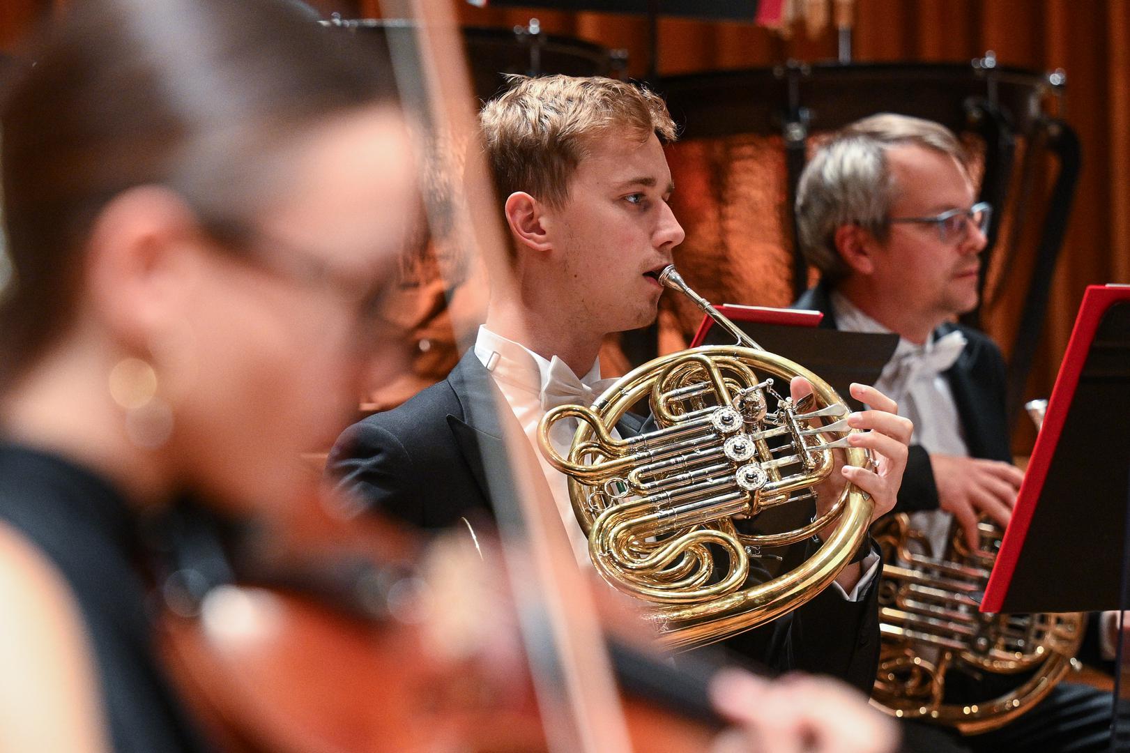 A upravo je dugotrajan pljesak kojim je publika ispratila Zagrebačku filharmoniju i Dennisa Russella Daviesa bio najljepši završetak večeri posvećene jednom od najvećih simfonijskih graditelja glazbene povijesti – Antonu Bruckneru