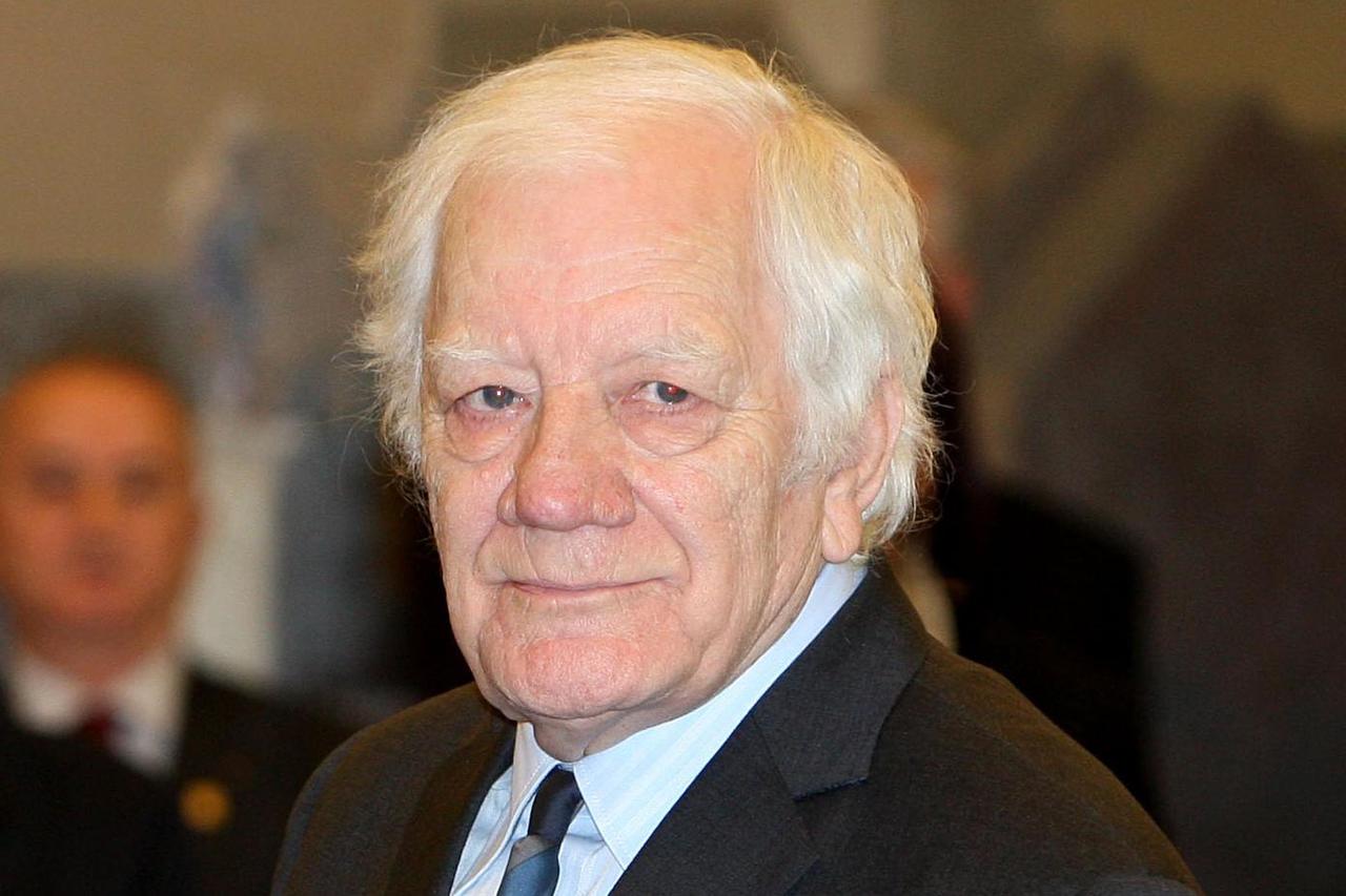 28.01.2010., Zagreb - Predsjednik Republike Hrvatske Stjepan Mesic dodijelio je u Uredu predsjednika odlikovanja zasluznim gradjanima. Bogdan Zizic.  Photo: Boris Scitar/PIXSELL