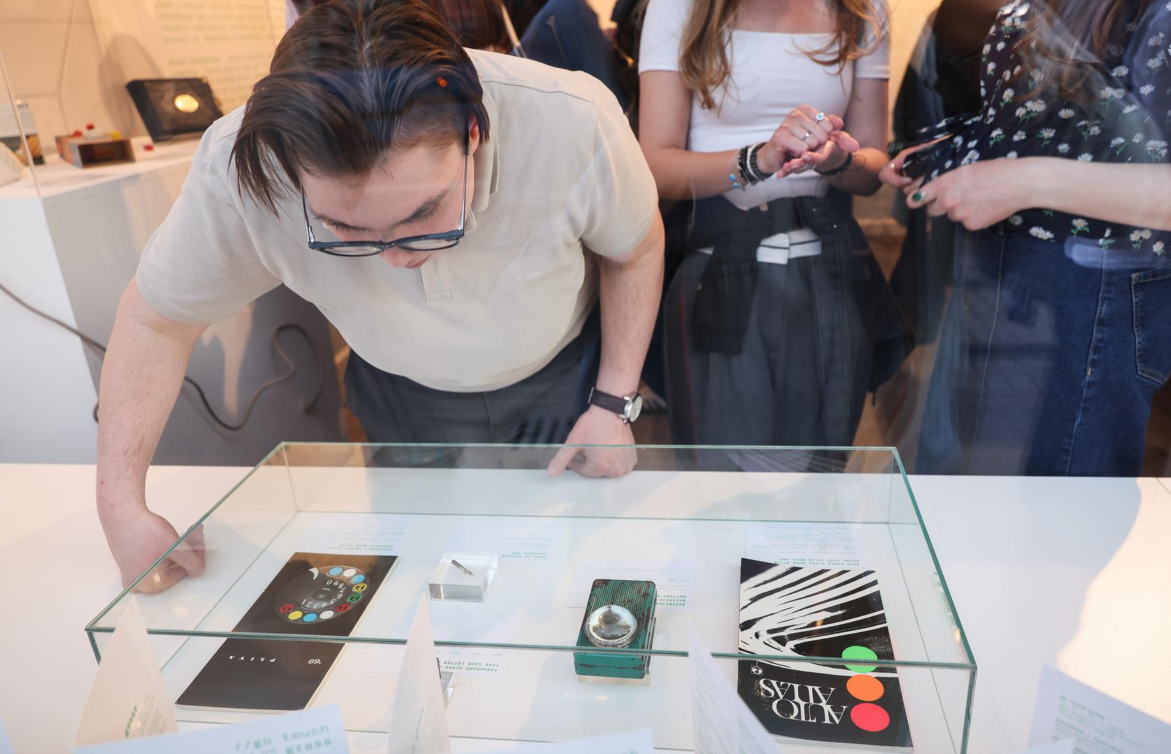 Voditelji participativnog projekta su: Mate Marić, Željka Miklošević, Koraljka Vlajo, Tessa Bachrach-Krištoifć. Autorice izložbe su: Ana Lucija Abramović, Celina Butković, Klara Crčić, Antonija Lapaš, Klara Moslavac, Lana Mršić, Sara Roher, Ramona Salha, Sofija Stajčić, Ivona Stambolija, Marta Odak, Lara Selmanović
