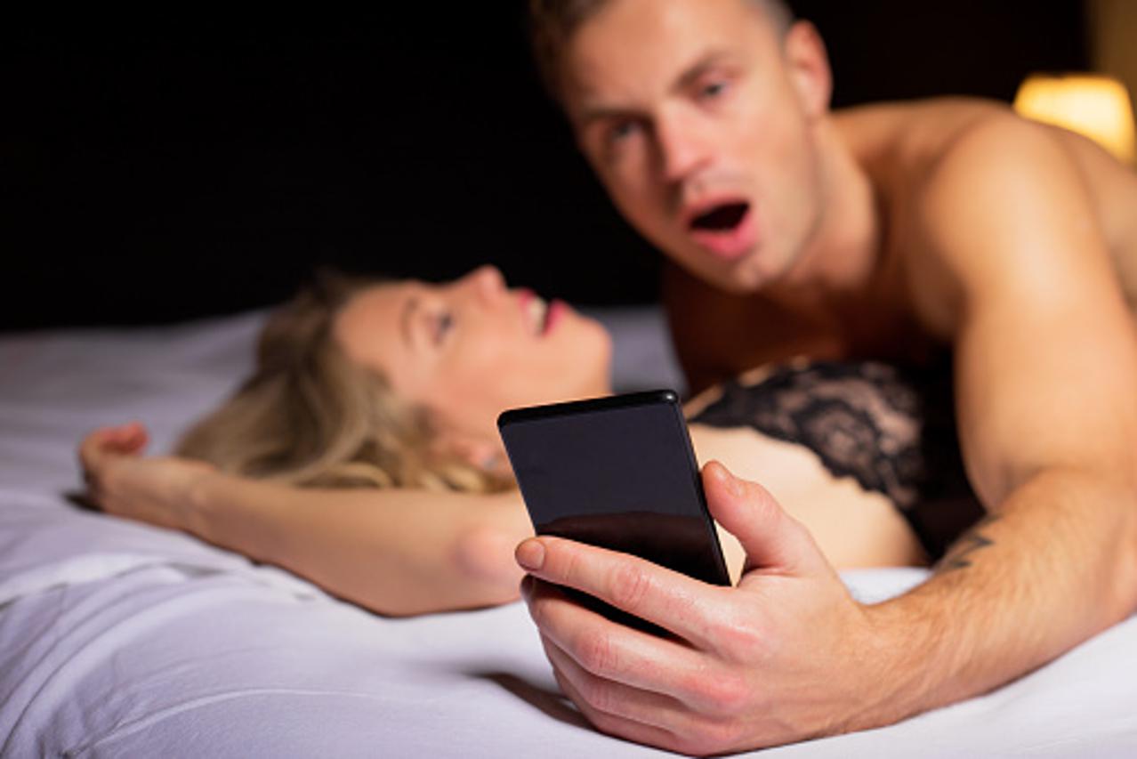 seks, mobitel u krevetu