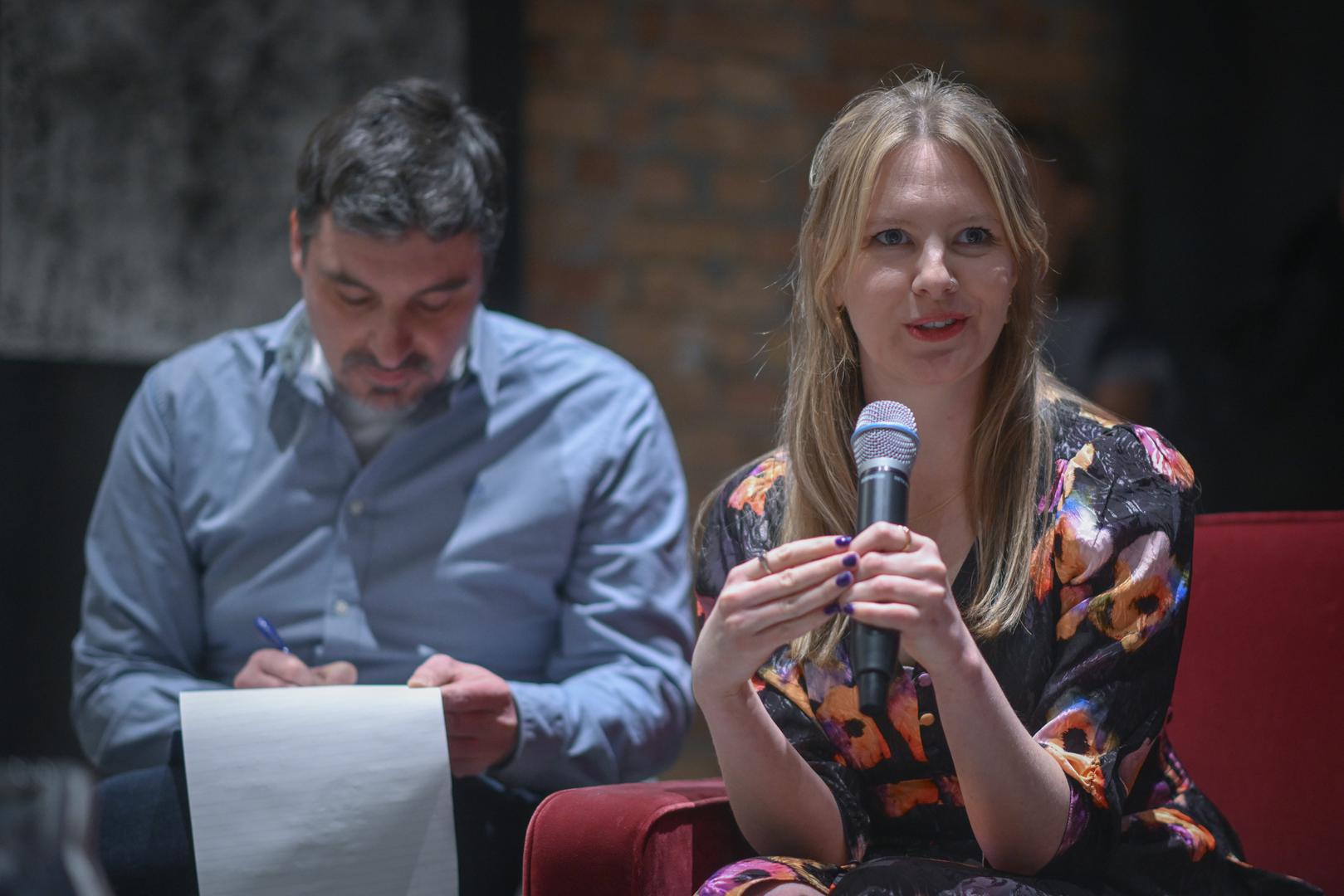 Emilia Hart u zagrebačkoj je Uraniji održala promociju svoje nove knjige "Sirene", a ujedno je to bilo i otvaranje izložbe Vide Meić koja je inspiraciju pronašla u već spomenutom romanu