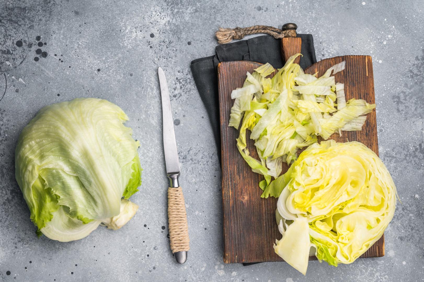 Zelena salata: Nježni listovi zelene salate nakon odmrzavanja postaju mlitavi i vodenasti. Zamrzavanjem gube hrskavost zbog koje ih volimo u salatama i sendvičima. Zato je zelenu salatu najbolje čuvati u hladnjaku i potrošiti dok je svježa. 