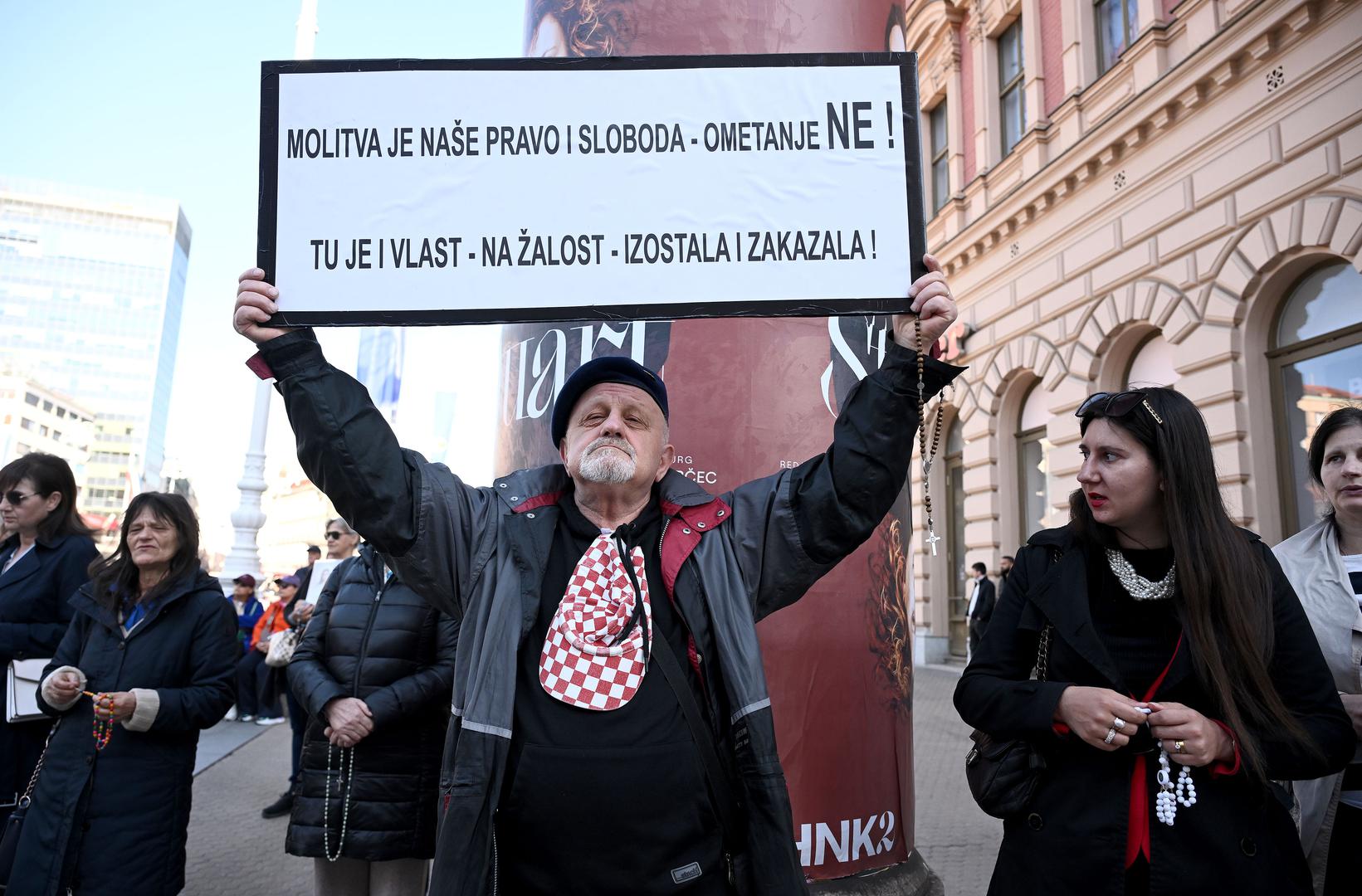 Molitvu, koja obično započinje oko 8.30 ili 9 sati, organiziraju muškarci okupljeni oko projekta "Muževni budite" i bratstva "Vitezovi Bezgrešnog Srca Marijina".