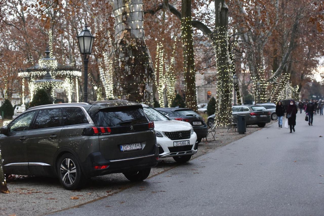 Zagreb: Automobili parkirani na Zrinjevcu od straha od novih potresa