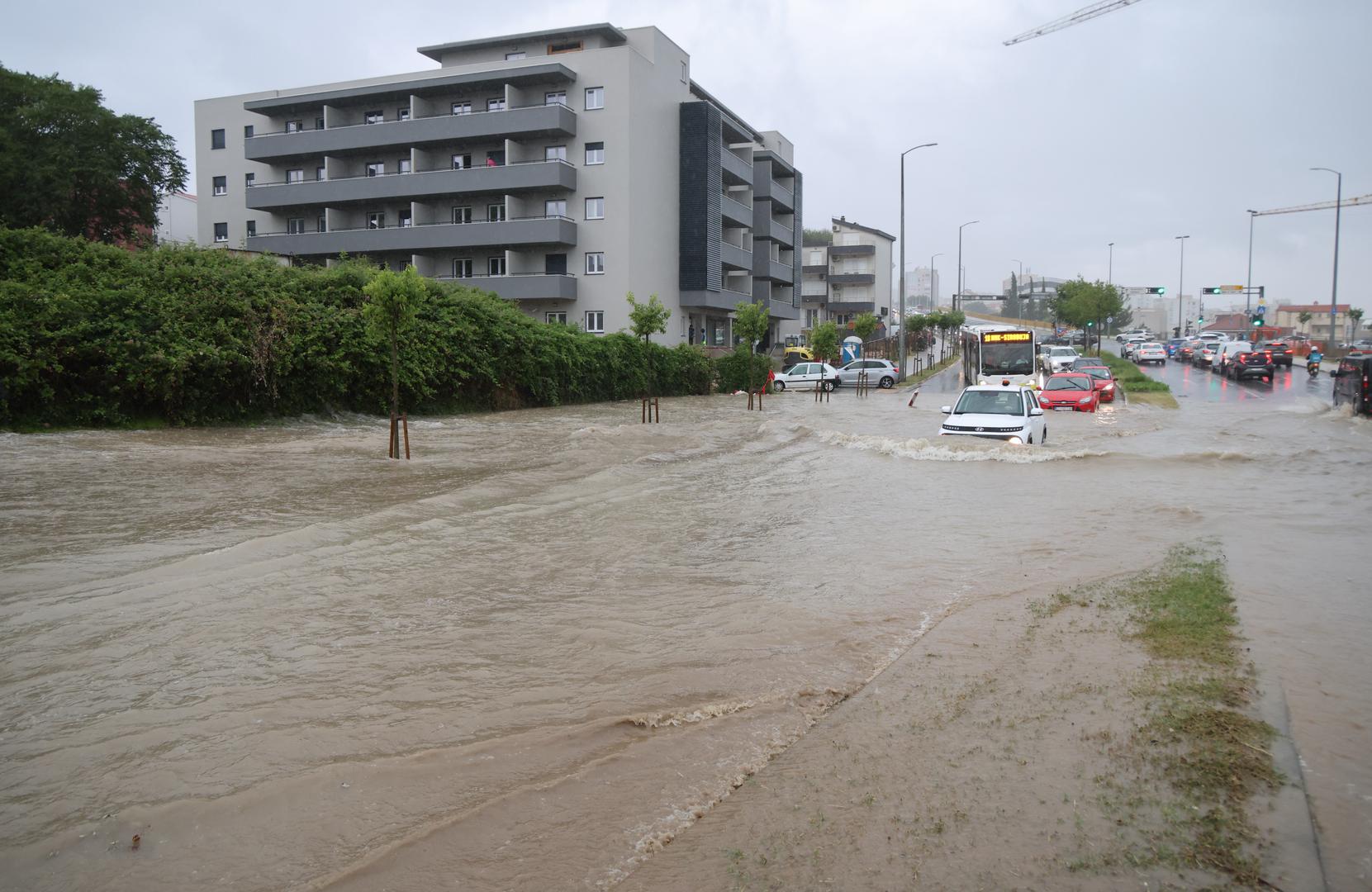 Nadležne službe nalaze se na terenu i rade na otklanjanju posljedica nevremena. Građanima i vozačima savjetuje se oprez, održavanje sigurnosnog razmaka te prilagodba brzine i načina vožnje trenutačnim uvjetima na cestama.