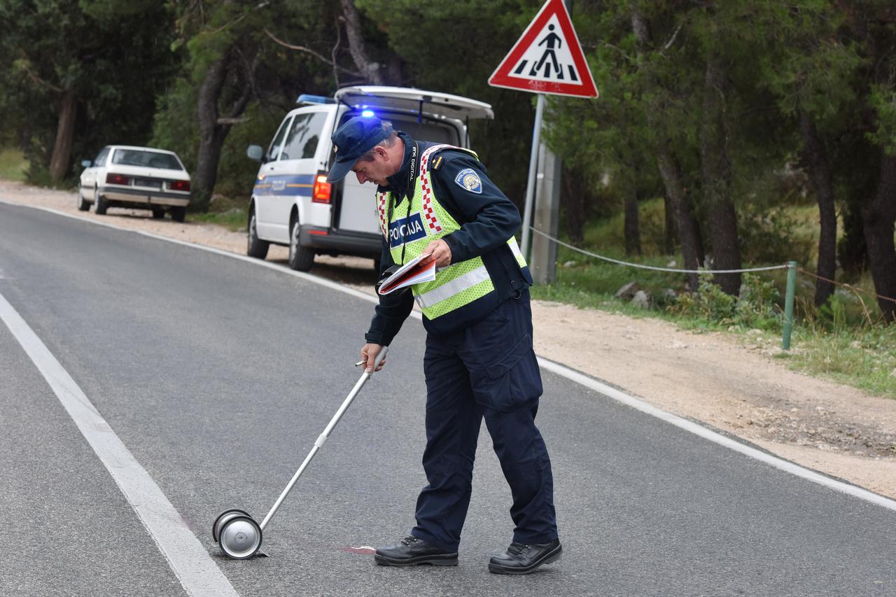 06.10.2016., Vodice - U prometnoj nesreci na ulazu u Vodice na cesti D-8 ozlijedjena je pjesakinja te je prevezena u OB Sibenik. U nesreci je sudjelovao i motocikl a policija radi ocevgid kako bi utvrdila okolnosti nesrece. Photo: 