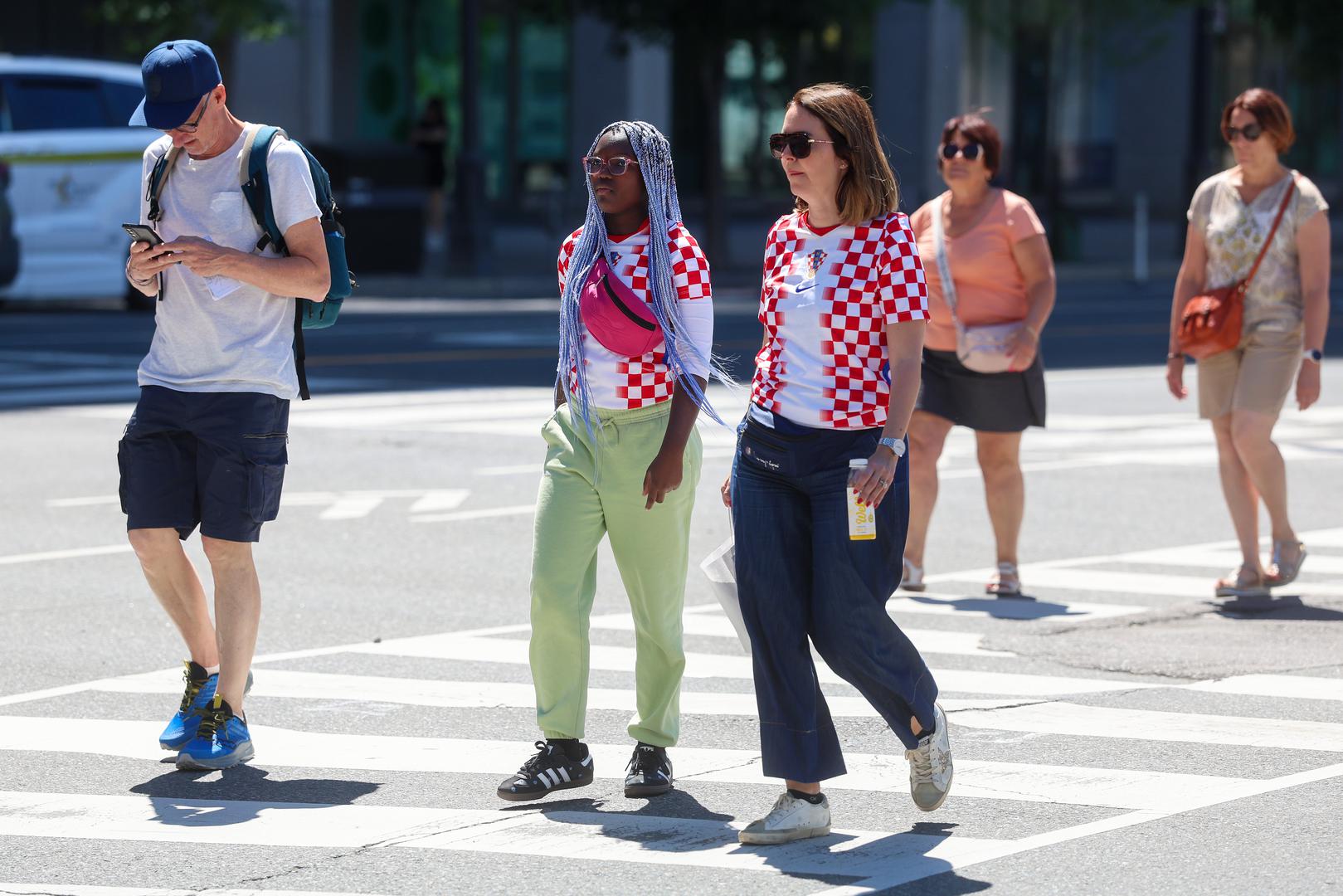 Nekoliko sati prije utakmice krenulo je veliko okupljanje hrvatskih navijača, a mogu se vidjeti zastave s natpisima iz Zagreba, Kastava i Chicaga pa će podrška Hrvatskoj zaista stizati sa svih strana.
