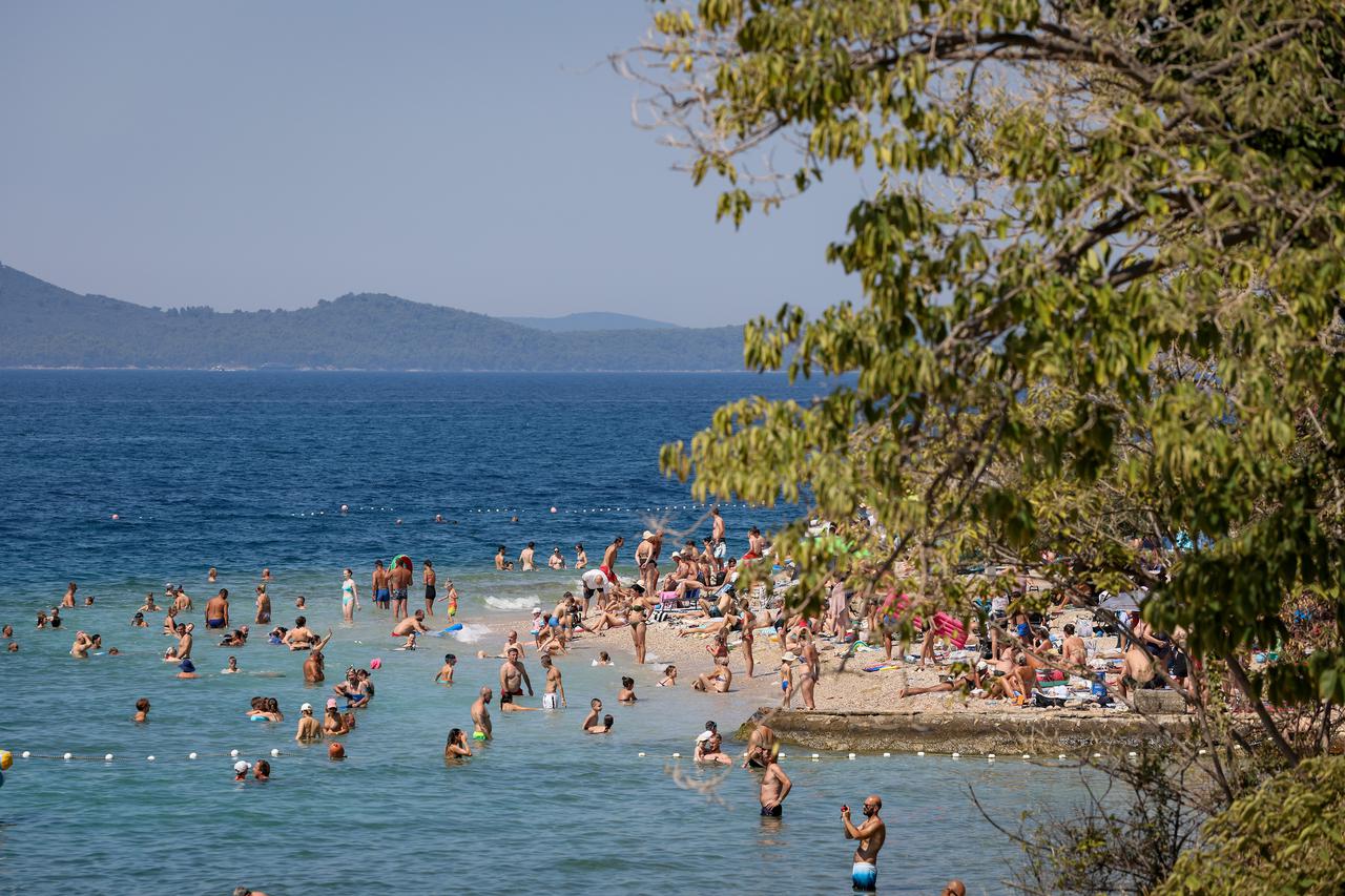 Zadar: Velik broj kupača na zadarskim plažama