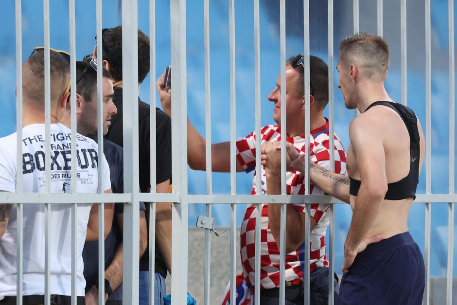 Rijad: Igrači se fotografirali s navijačima nakon utakmice Saudijska Arabija - Hrvatska