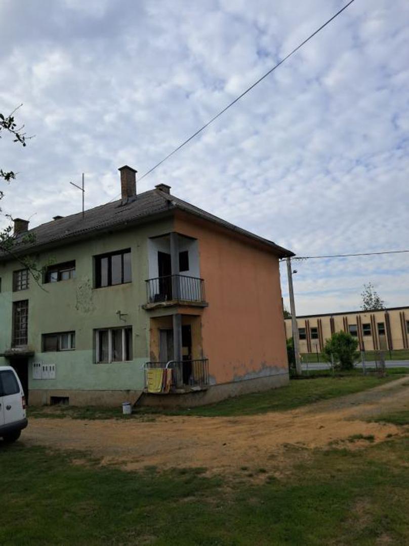 Stan je jednoetažni, a nalazi se na prvom katu stambene zgrade. 

