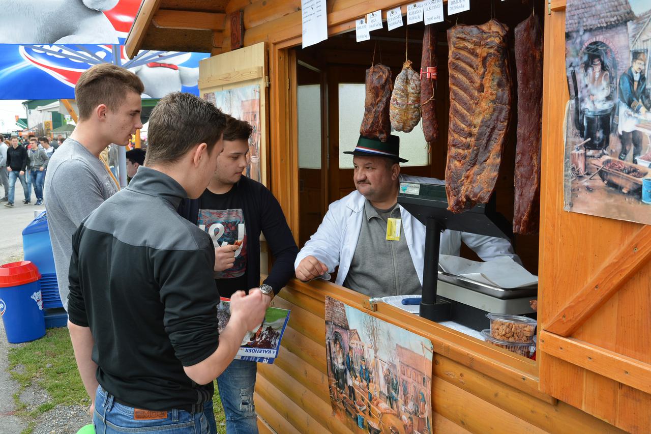 01.04.2016., Bjelovar, Gudovac - Danas je otvoreno trodnevno 19. izdanje medjunarodnog Proljetnog sajam u Gudovcu, a koji ce do nedjelje nuditi poljoprivrednu mehanizaciju i sve vezano uz poljoprivrednu proizvodnju. Svoje proizvode izlaze 400-ak izlagaca 