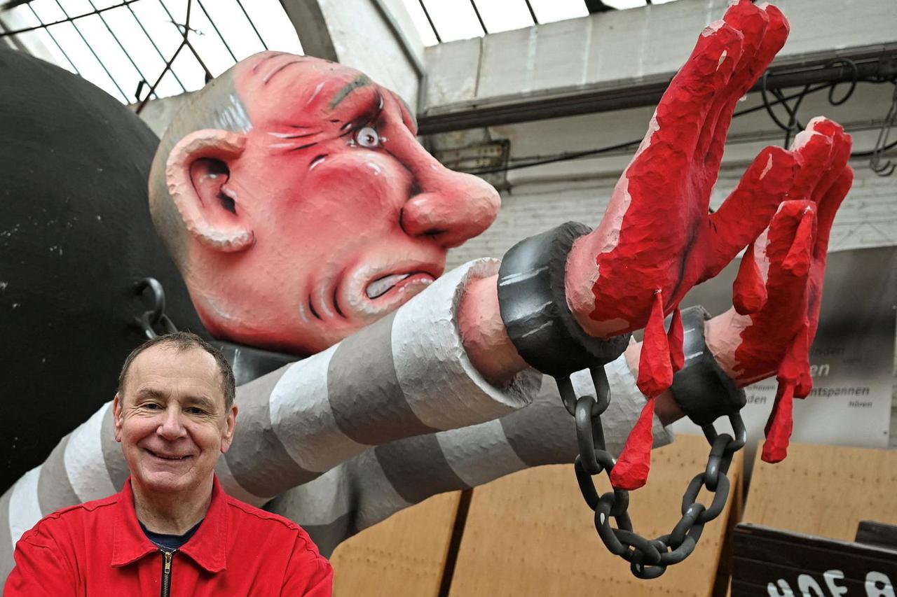 FILE PHOTO: Dusseldorf carnoval floar artist accused of criminal defaming Russian President Putin