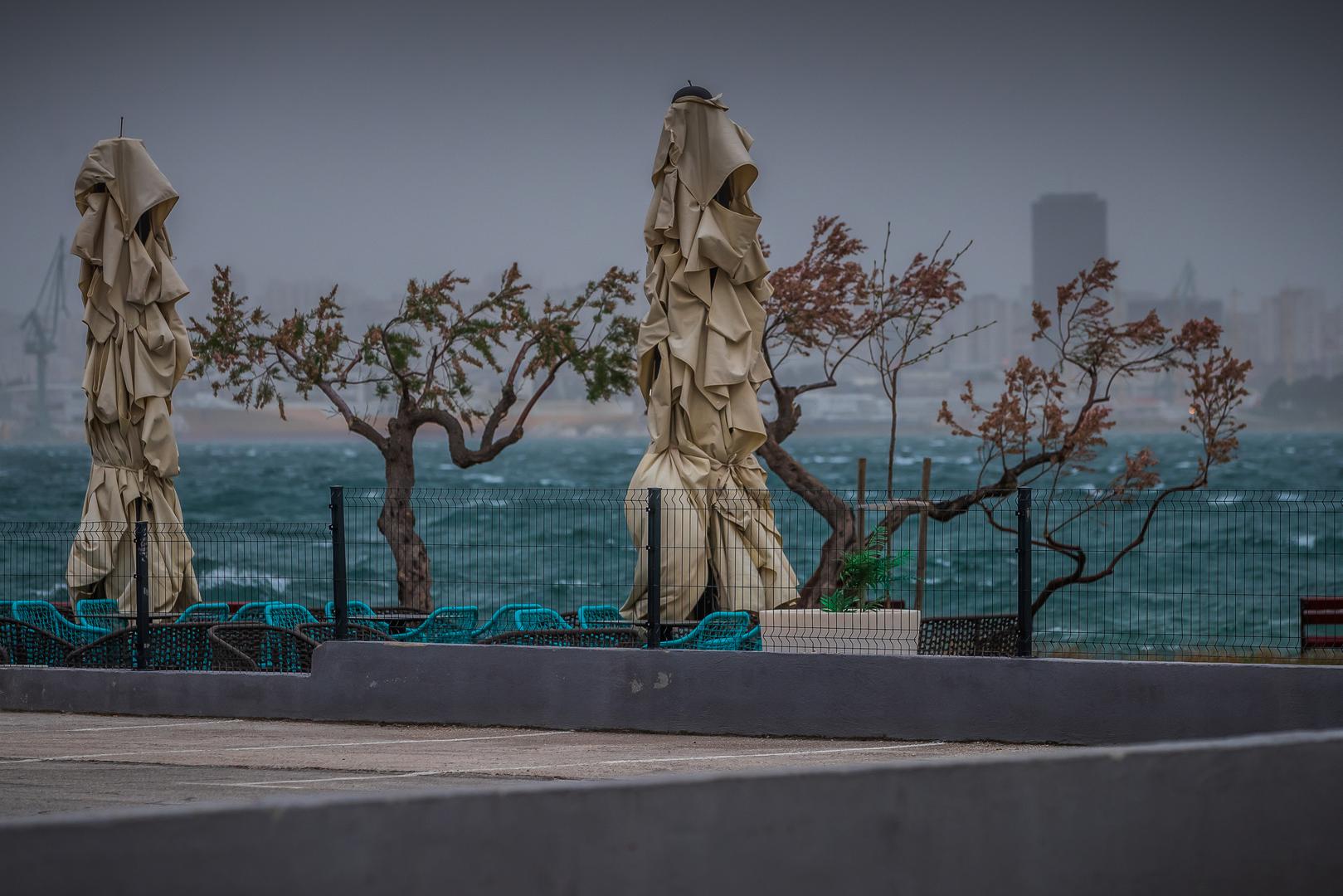 Nebo je u poslijepodnevnim satima zbog pijeska obojeno u žućkastu boju, dajući izgled magle ili neko industrijsko-prometno zagađenje, no ipak nije o tome riječ.

