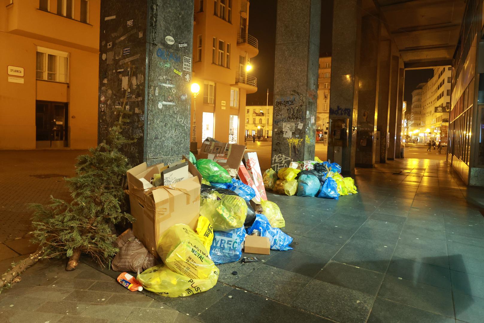 25.01.2023.,Zagreb - Centar grada  prepun je smeca. Radnici Cistoce zasad nisu izasli na teren Photo: Sanjin Strukic/PIXSELL