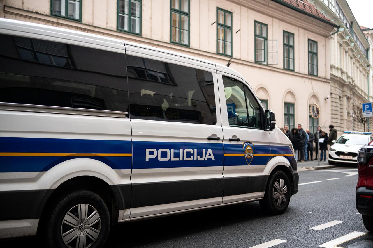 Zagreb: Policijski kombi ispred Županijskog suda