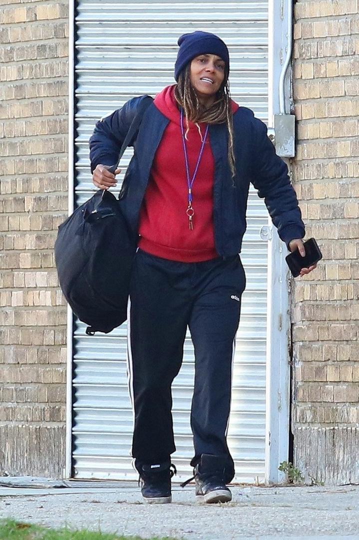  Na fotografijama snimljenim na ulicama New Jerseyja Halle je nosila sportsku odjeću i imala je kapuljaču na glavi,  a masnica ispod oka nastala je samo za potrebe snimanja filma "Bruised".