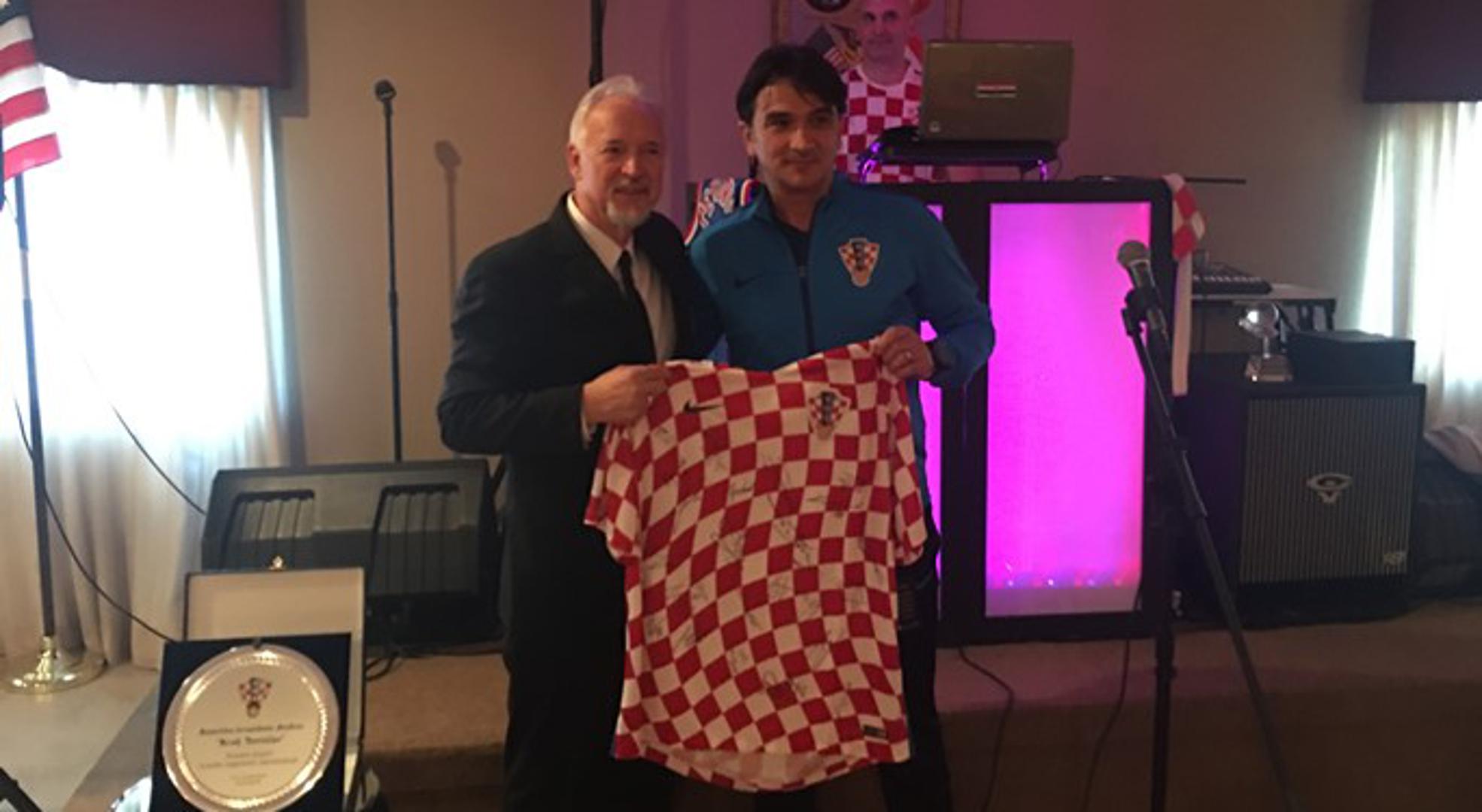 - Hvala na prijemu, s velikim smo veseljem primili vaš poziv da budemo vaši gosti. Velika nam je čast i zadovoljstvo, znamo koliko vam znače hrvatska reprezentacija i naša domovina. Radujemo se vidjeti vašu djecu u hrvatskim dresovima, a sve vas pozivamo na utakmicu. Dajte nam podršku, treba nam - pripremamo se za Svjetsko prvenstvo - a među hrvatskim narodom puno je nade i strepnje uoči takvog natjecanja. Znam da ćete biti uz nas, bilo u Rusiji, bilo pred televizijom. Mi ćemo napraviti sve u svojoj moći da sve nas Hrvate učinimo ponosnima - rekao je izbornik Zlatko Dalić.