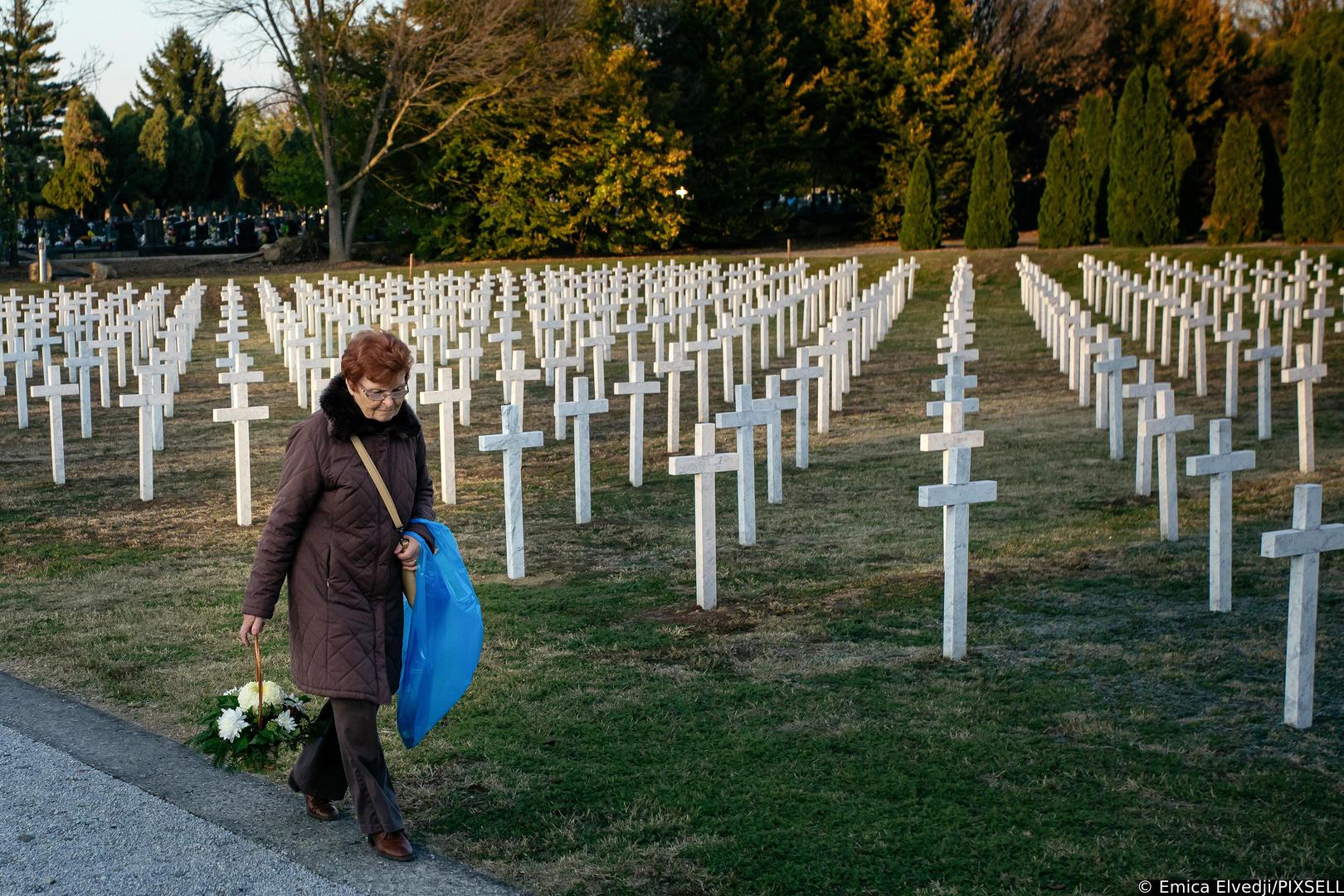 28.10.2021., Vukovar -  Memorijalno groblje zrtava iz Domovinskog rata u Vukovaru.Na mjestu masovne grobnice na groblju je ekshumirano 938 tijela i na tomu je mjestu postavljen isti broj bijelih mramornih krizeva koji predstavljaju broj zrtava. U sredisnjem dijelu groblja 5. kolovoza 2000. godine postavljen je spomenik ciji je autor Djurdja Ostoja. Spomenik je izradjen od patinirane bronce, visok je cetiri metra, a u sredini je zracni kriz i vjecni plamen. Najmladja zrtva Domovinskog rata imala je svega sest mjeseci, a najstarija 104 godine.