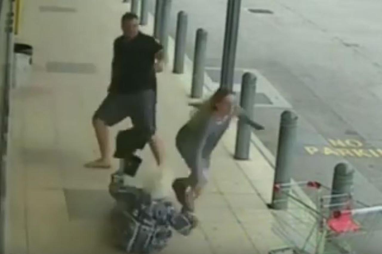 Napad na unuku i baku