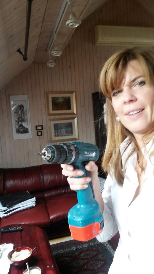 S bušilicom i drugim “muškim” alatom odlično se snalazi