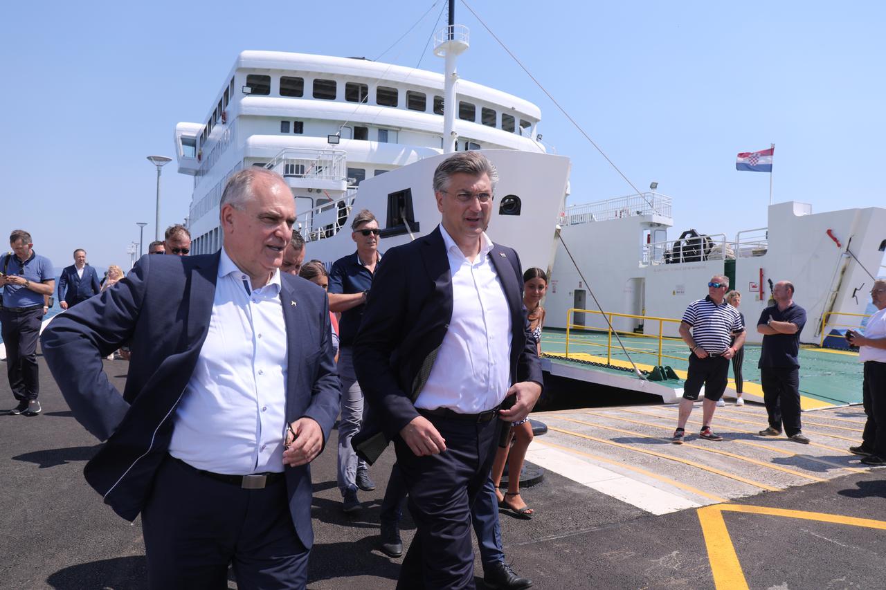 Premijer Plenković na svečanom otvorenju  preuređenog lukobrana u Sućurju