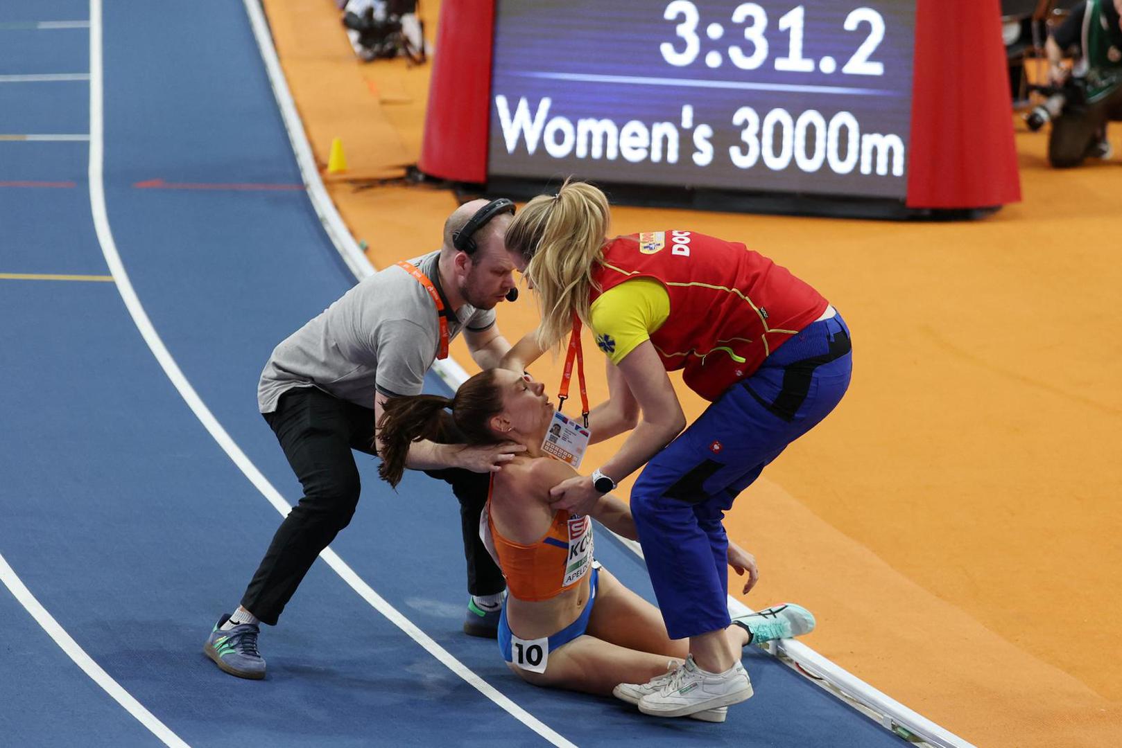 "Maureen Koster je pri svijesti i reagira nakon pada tijekom 3.000 metara", izvijestio je Nizozemski atletski savez. 