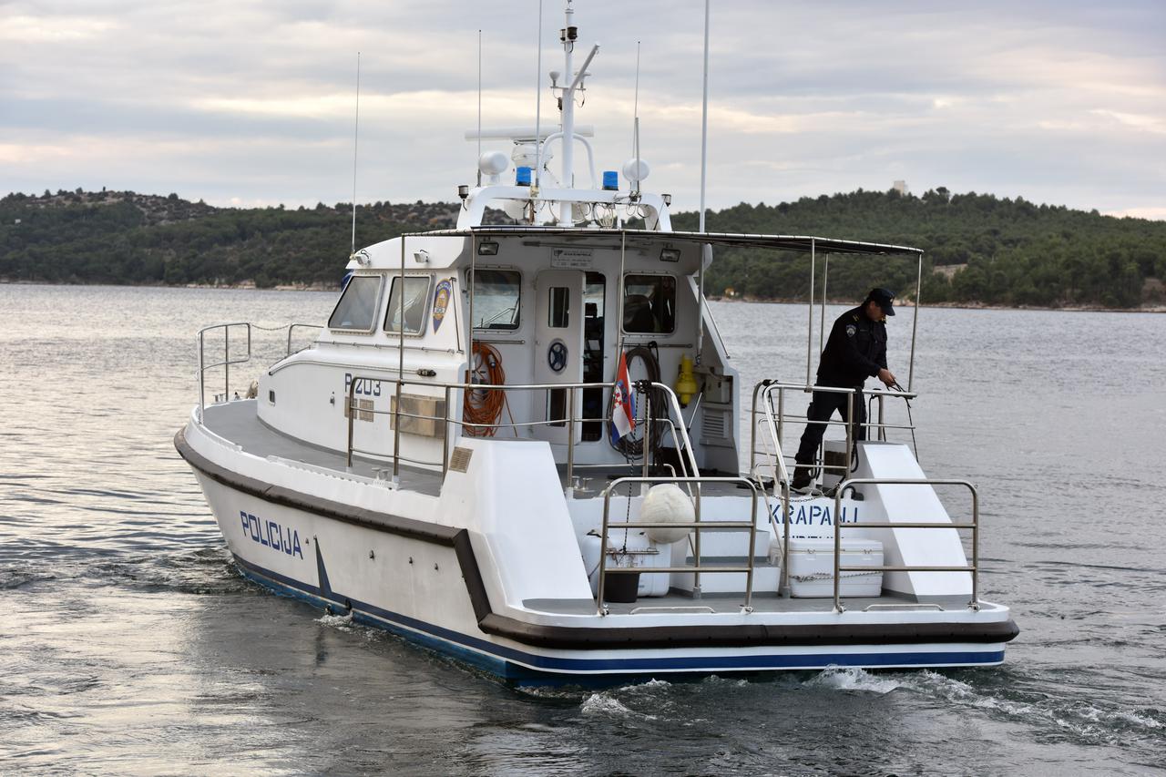 Policijski brod Krapanj u ophodnji šibenskim kanalom