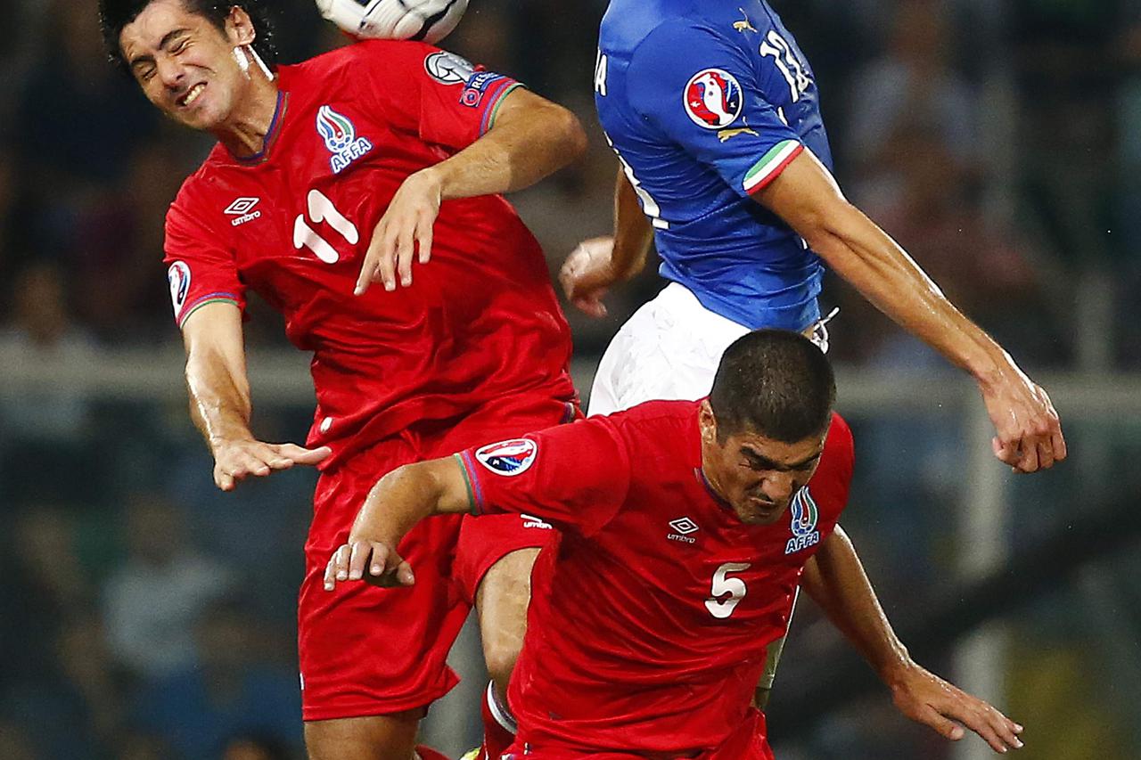Italy's Andrea Ranocchia (R) jumps for the ball with Azerbaijan's Rauf Aliyev (L) and Elnur Allahverdiyev during their Euro 2016 qualification soccer match in Palermo October 10, 2014. REUTERS/Tony Gentile (ITALY - Tags: SPORT SOCCER)