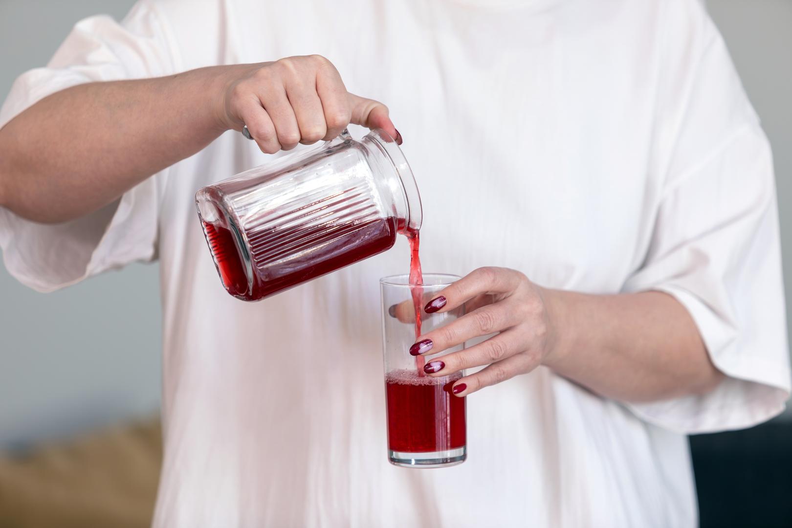 Voćni sokovi: Voćni sokovi čest su uzrok mrlja zbog visokog sadržaja šećera, boje i kiselosti. Pigmentiraniji voćni sokovi poput soka od brusnice ili nara općenito su najgori kada su u pitanju mrlje na zubima. Mnogi voćni sokovi poput soka od naranče ili limuna također mogu biti vrlo kiseli, što omogućuje pigmentima da dublje mrlje. "Voćni sokovi su problem jer kada usitnite voće, razbili ste čestice. To znači da je koncentracija šećera veća i da ima veću kiselost. U čaši soka može biti osam ili devet naranči, a nikada ih ne biste pojeli toliko jednu za drugom. Da biste smanjili rizik, sok možete piti kroz slamku. To će pomoći smanjiti kontakt sa zubima", objasnila je dr. Kinsella.