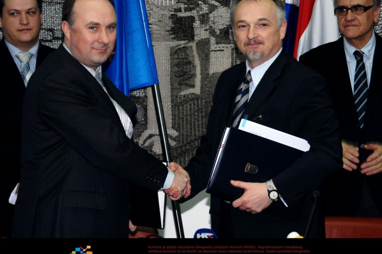 \'30.01.2009., Zagreb - Potpisivanje ugovora izmedju Plinacro, INA-e, Vlade RH i MOL-a. Damir Polancec, Zolt Hernadi i Zoltan Aldott.  Photo: Renato Brandjolica/Vecernji list\'