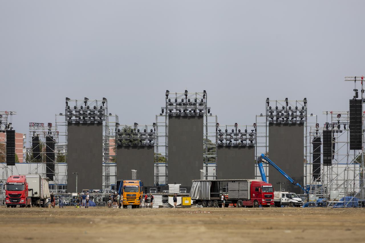 Vukovar: Postavljanje pozornica za koncert Marka Perkovića Thompsona