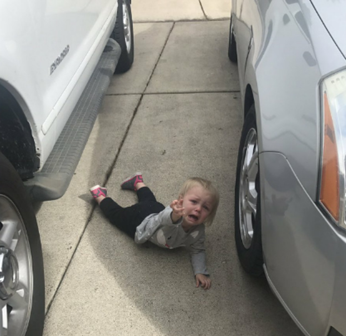 Mama joj je rekla da ju neće nositi, neka hoda sama. To je bio dovoljan razlog da se na parkiralištu baci na pod i počne plakati.
