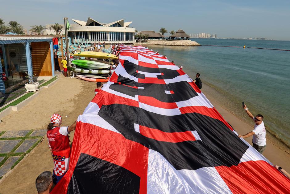 KATAR 2022 Doha: Navijači zastavom dugom 200 metara došli dati podršku hrvatskim reprezentativcima