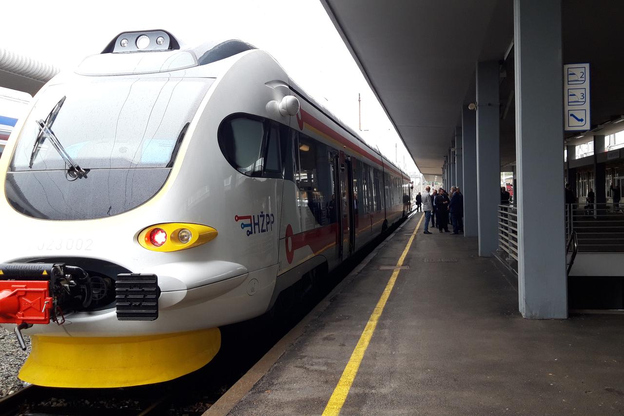 niskopodni putnički vlak