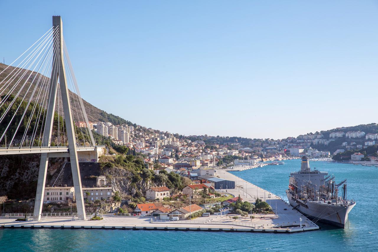 Tanker ratne mornarice SAD-a dugačak 207 metara usidren je u Gruškoj luci