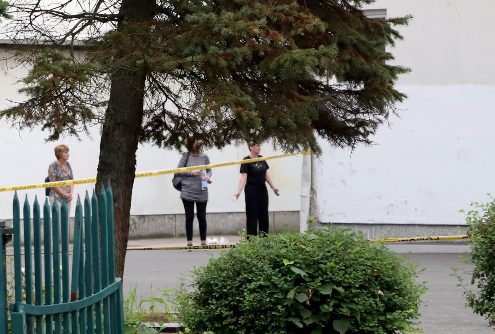 14.06.2023., Lukavac, Bosna i Hercegovina - Policijski ocevid u osnovnoj skoli "Lukavac Grad" gdje je u jutarnjim satima doslo do uporabe vatrenog oruzja pri cemu je jedna osoba ranjena i nalazi se u zivotnoj opasnosti. Photo: Stringer/PIXSELL