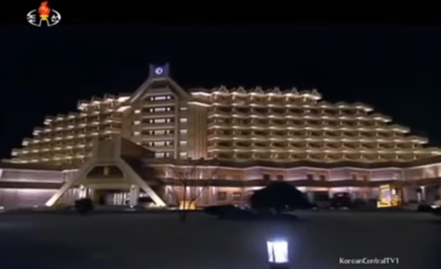 - Mnogi stranci dolaze ovdje u posjet. Međunarodne sankcije Sjevernoj Koreji su na snazi, ali ljudi koji dolaze ovdje smatraju da je skijalište jako dobro - izjavio je jedan zaposlenik skijališta. 