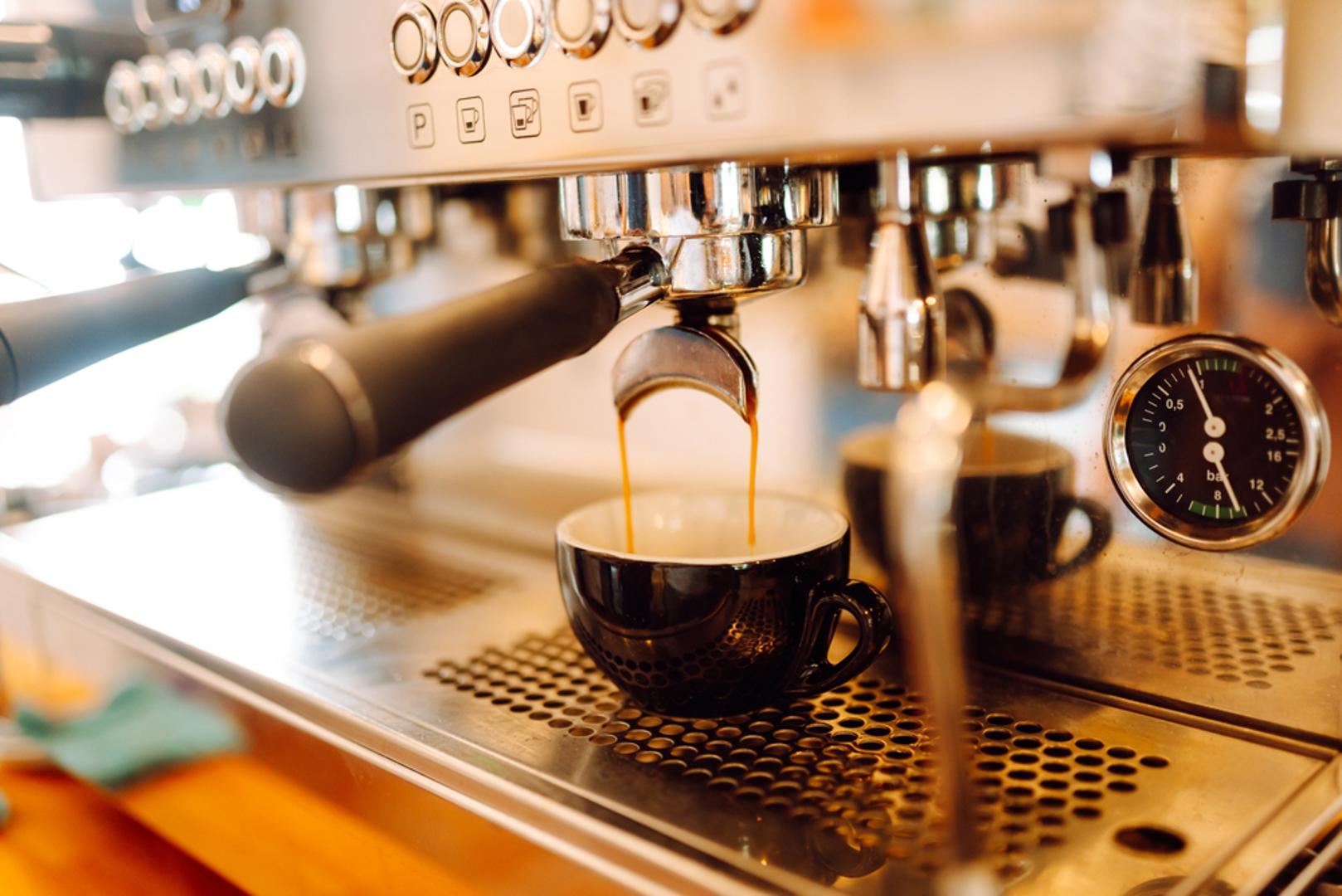 Antioksidansi koji štite stanice: Kava je jedan od najbogatijih izvora antioksidansa u svakodnevnoj prehrani, posebno ako je pijete redovito. Antioksidansi pomažu u borbi protiv oksidativnog stresa, koji se povezuje sa starenjem i raznim kroničnim bolestima. Važno je pritom kavu ne 'pokvariti' prevelikom količinom šećera i slatkih dodataka.