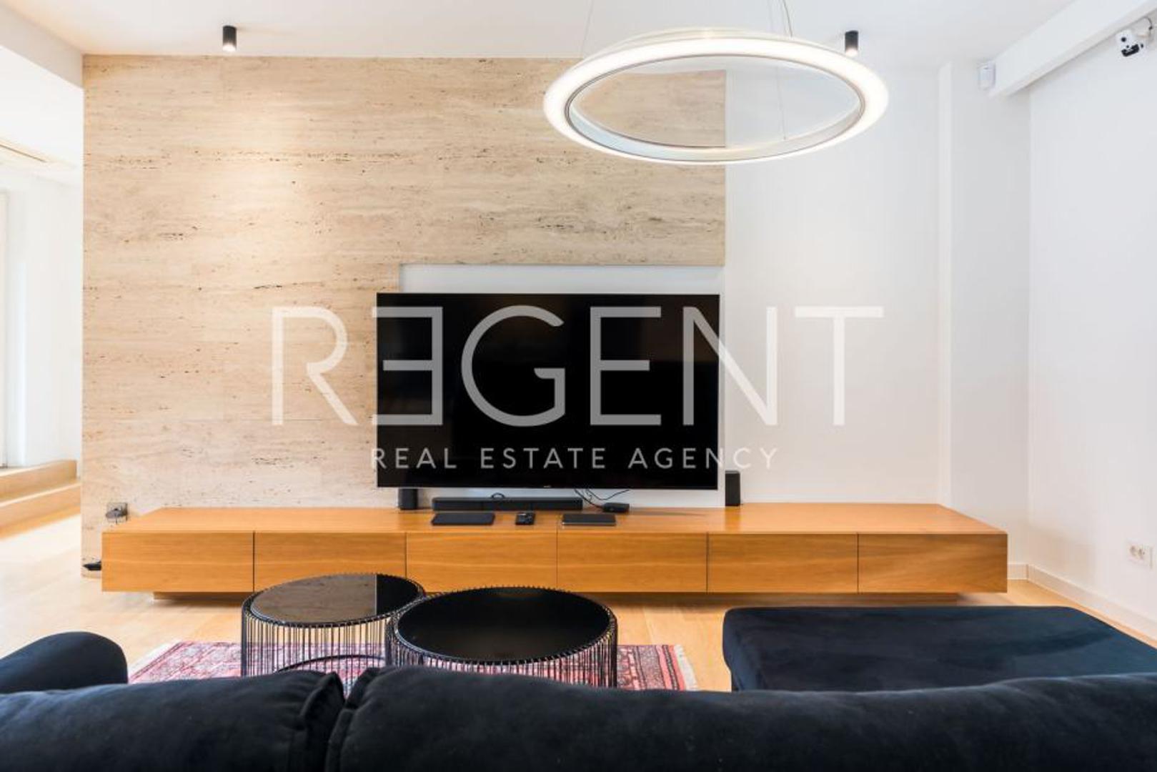 Donja etaža sadrži ulazni prostor s ugradbenim garderobnim ormarima, dvije spavaće sobe, modernu kupaonicu s tušem te prostrani vešeraj sa spremištem. 