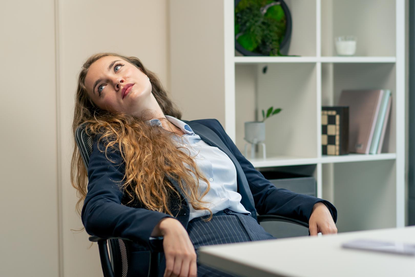 Ako ste se upravo zapitali tko vam pada na pamet, odgovor bi – barem prema astrologiji – mogao biti zapisan u zvijezdama. Astrologinja i duhovna savjetnica Letao Wang tvrdi da radne navike često ovise o kombinaciji planetarnih utjecaja i elementa kojem znak pripada. I dok “najgori” kolege često unose zabavu u ured – pamte rođendane, nude rame za tračanje i podsjećaju vas da se ne stresirate oko svake sitnice – nisu nužno ljudi koje želite uz sebe u timskom projektu ili tijekom najluđe smjene. Prema Wang, ova tri horoskopska znaka najčešće nose titulu najproblematičnijih suradnika.