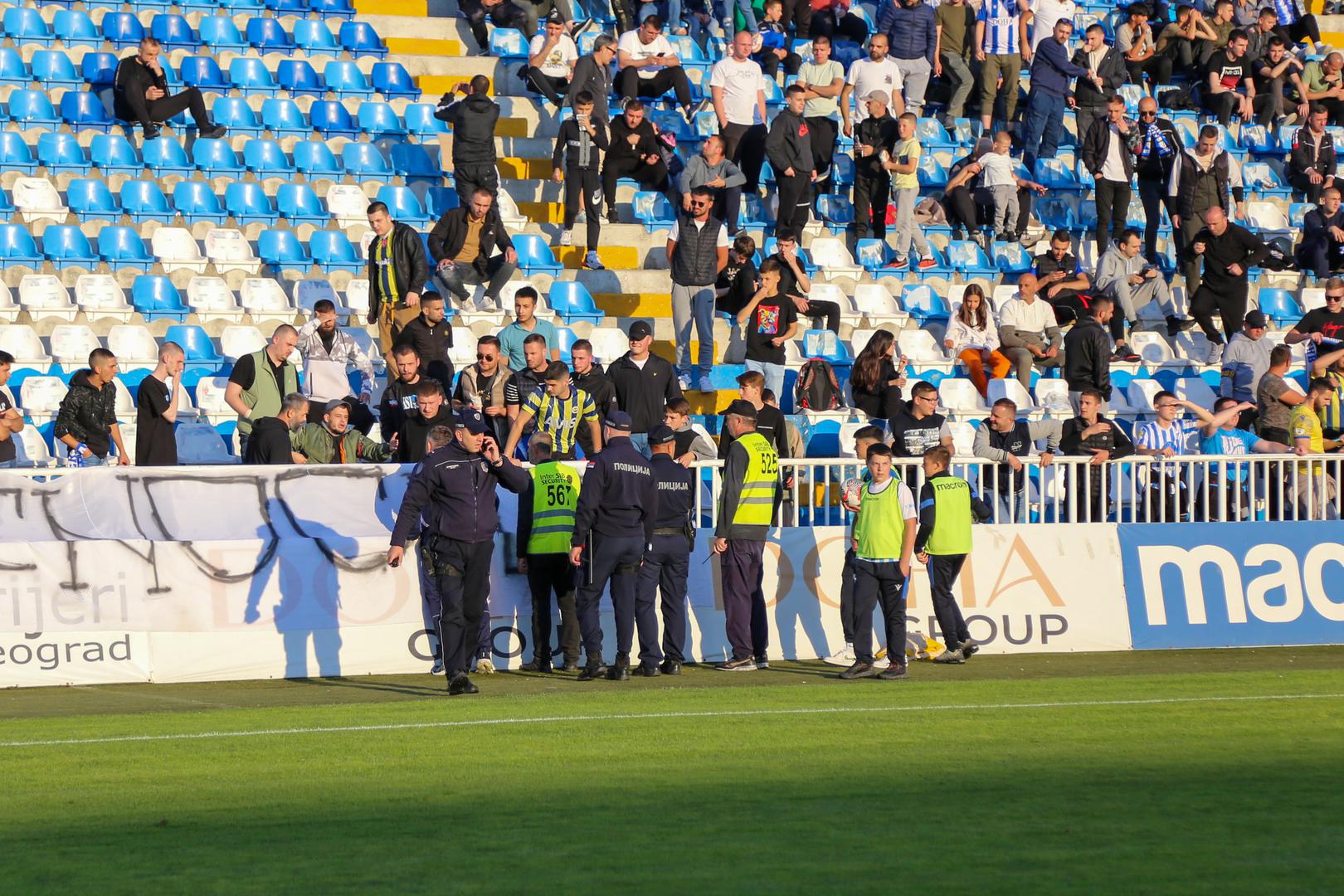Navijači domaće momčadi, Novog Pazara, na svojoj su tribini istaknuli transparent na kojem je pisalo "Srebrenica genocid"