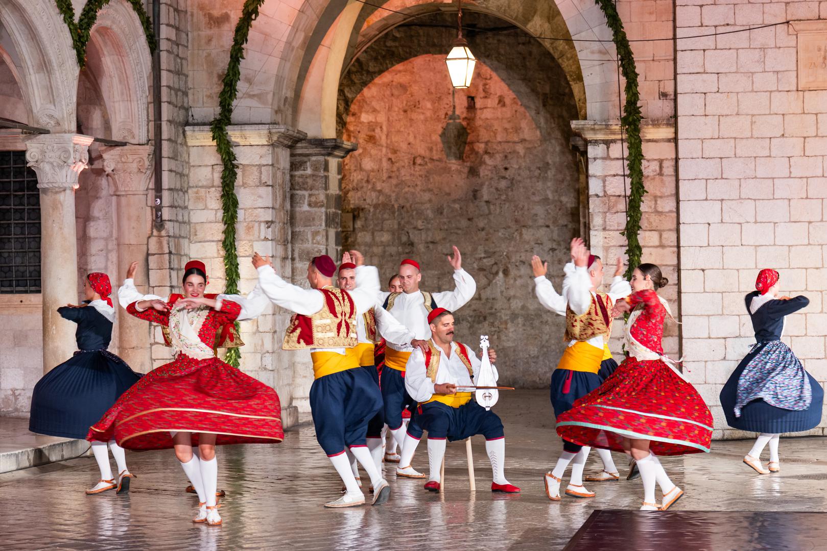 Istaknuo je da je Dubrovnik kroz stoljeća uvijek bio suočen s istim iskušenjem da trenutačni interes postane važniji od općega dobra. "Mijenjala su se vremena. Mijenjali su se ljudi. Mijenjale su se okolnosti. Ali kušnja je uvijek ostajala ista. Naši su joj preci odolijevali", rekao je dubrovački gradonačelnik. Podsjetio je da je još u 13. stoljeću Dubrovački statut jasno pokazao kako interes pojedinca nikada ne može biti iznad interesa zajednice. "Nakon velikog požara 1296. godine naši preci nisu prepustili obnovu slučaju ni stihiji. Kuće su dobile svoje dimenzije, ulice svoj red, a prostor svoju svrhu. Znali su da Grad ne traje zato što neprestano raste nego zato što zna gdje treba stati. Znali su da se Grad ne uništava samo ratovima ili prirodnim silama. Grad se može izgubiti i onda kada zaboravi tko je. Zato su ostavili pravila koja nisu ograničavala slobodu. Ona su je čuvala", izjavio je Franković.