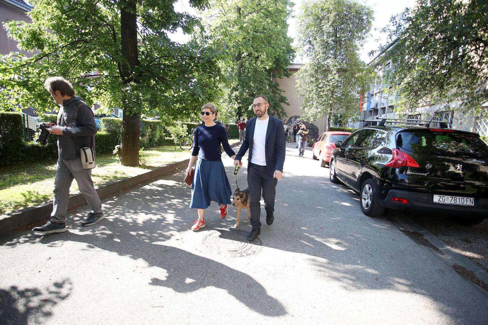 Iva je diplomirala komparativnu književnost i fonetiku, a profesionalno se bavi jogom.