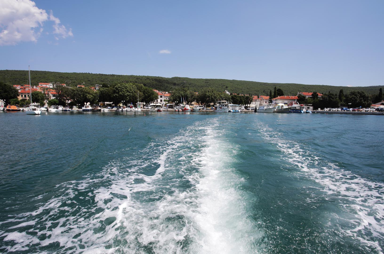 Krk je, za razliku od slavonskih destinacija, već dobro poznato turističko odredište, no njemački portal podsjeća da otok nudi mnogo više od kupanja u Jadranu. Do Krka se jednostavno stiže kopnom preko Krčkog mosta, a posjetitelji mogu istraživati stari grad Krk, povijesni Vrbnik, brojne uvale i plaže. Posebno se izdvaja Vrbnik, poznat po uskim kamenim ulicama i tradicionalnoj mediteranskoj arhitekturi. U gradu Krku vrijedi posjetiti trg Kamplin, Krčku katedralu i crkvu sv. Kvirina, dok obitelji s djecom mogu posjetiti i akvarij u Baški.