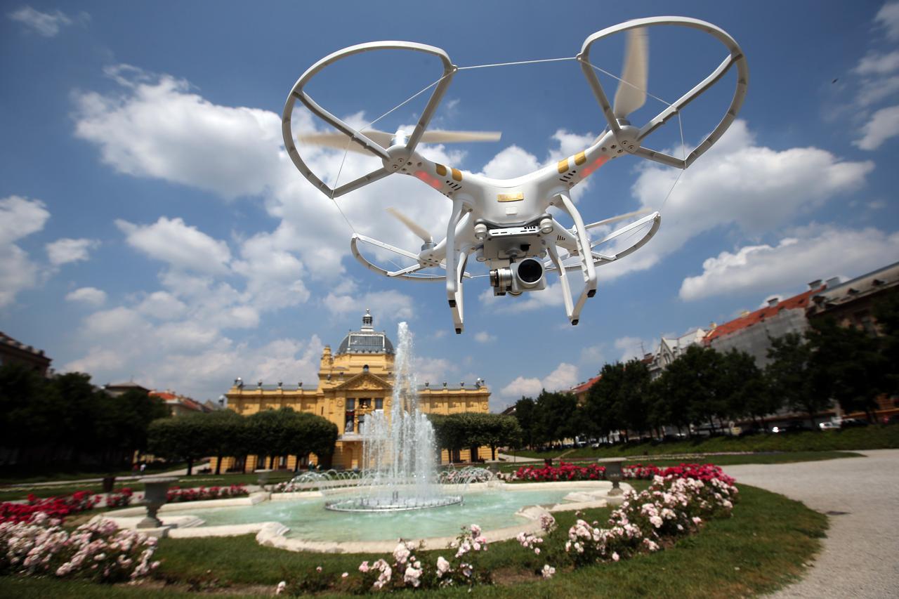 11.06.2015., Zagreb - Lijepo i suncano vrijeme idealno je za snimanje najljepseg zagrebackog trga prepunog sarenog cvijeca i turista na odmoru. Mladi Zagrepcanin ovjekovjecio je trg svojim dronom. 