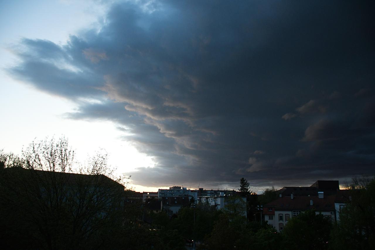 Tamni oblaci na nebu iznad Siska