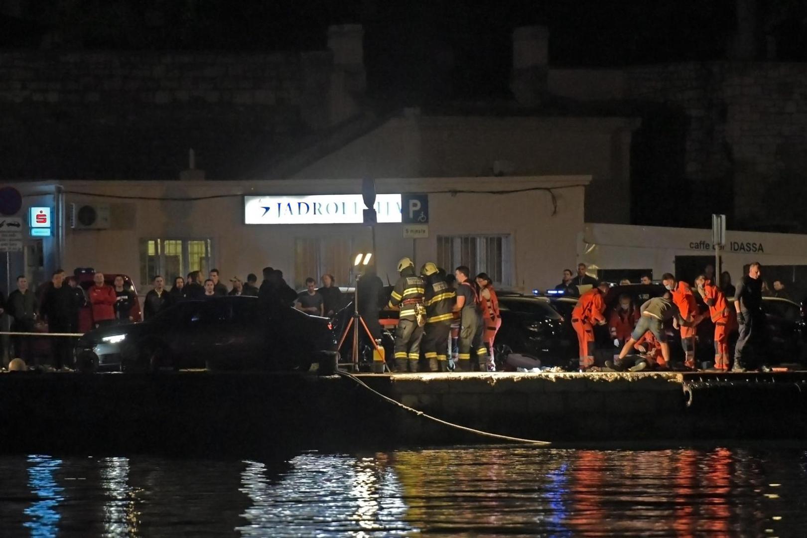04.05.2020., Zadar - Sinoc oko 23 sata dogodila se prometna nesreca u kojoj je vozilo Audi zavrsilo u moru u gradskoj luci. Prema nesluzbenim informacijama dvije su osobe izgubile zivot. Photo: Dino Stanin/PIXSELL
